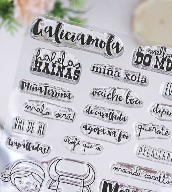 Set de sellos para scrapbooking Galiciamola. Frases e ilustraciones de Alúa Cid