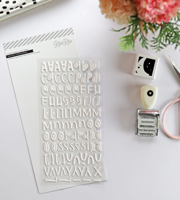 Pegativas puffy alfabeto blanco. Diseño de Alúa Cid