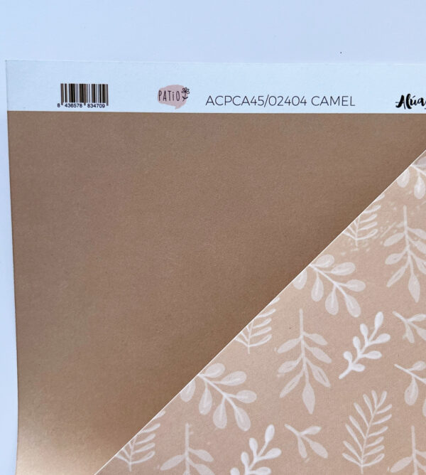 Cartulina básica para scrapbooking Camel. De la colección Patio, diseñada por Alúa Cid