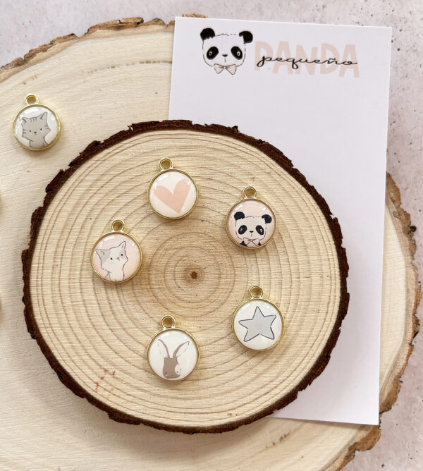 Set de charms metálicos para scrapbooking Pequeño Panda. Diseñados por Alúa Cid