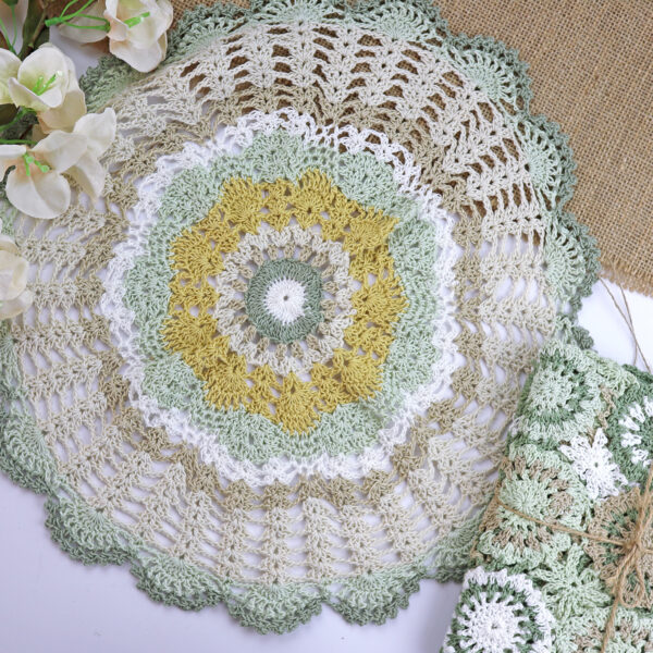 Centro crochet Country, realizado a mano en tonos verdes