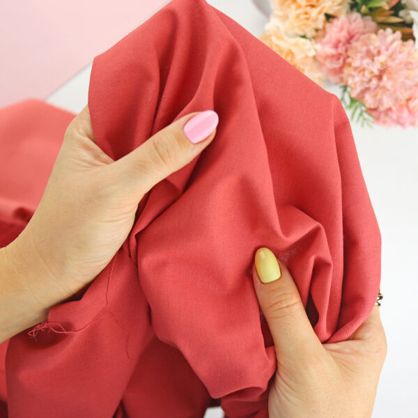 Tejido algodón color rojo lavado, para trabajos de costura creativa