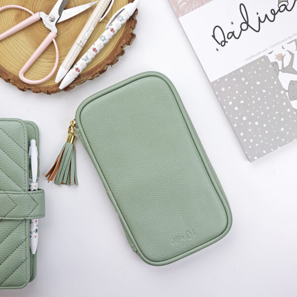 Estuche Verde, en ecopiel granulada. Caben tus rotuladores más altos. También perfecto para llevar tu maquillaje en el bolso