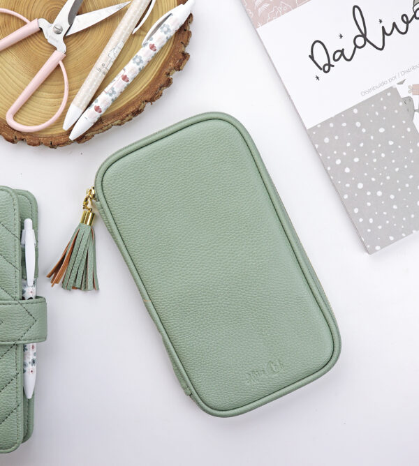 Estuche Verde, en ecopiel granulada. Caben tus rotuladores más altos. También perfecto para llevar tu maquillaje en el bolso