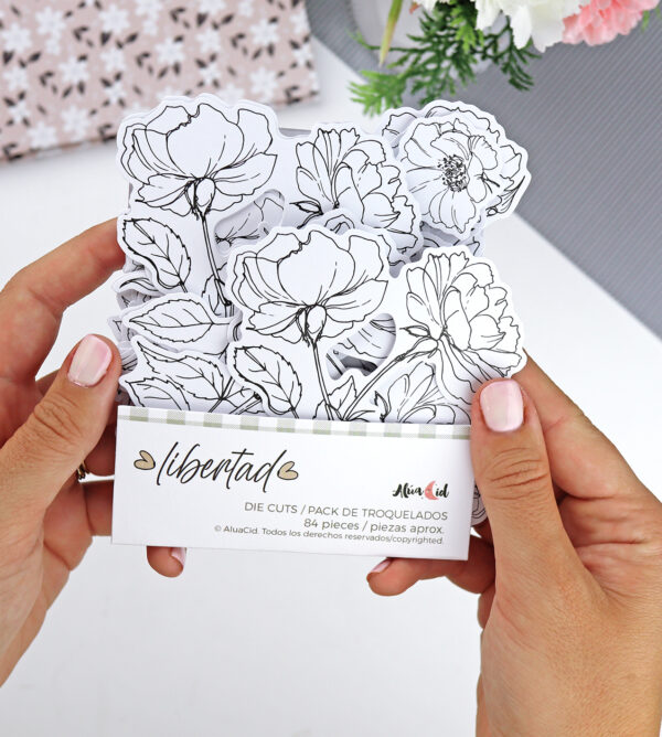 Set de troquelados Camelias, para decorar las fotos de tu álbum. 84 piezas de cartulina de 300 gr