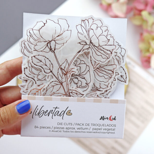 Set de troquelados Foil Vegetal Camelias, para decorar las fotos de tu álbum. 84 piezas de papel vegetal impreso con foil dorado